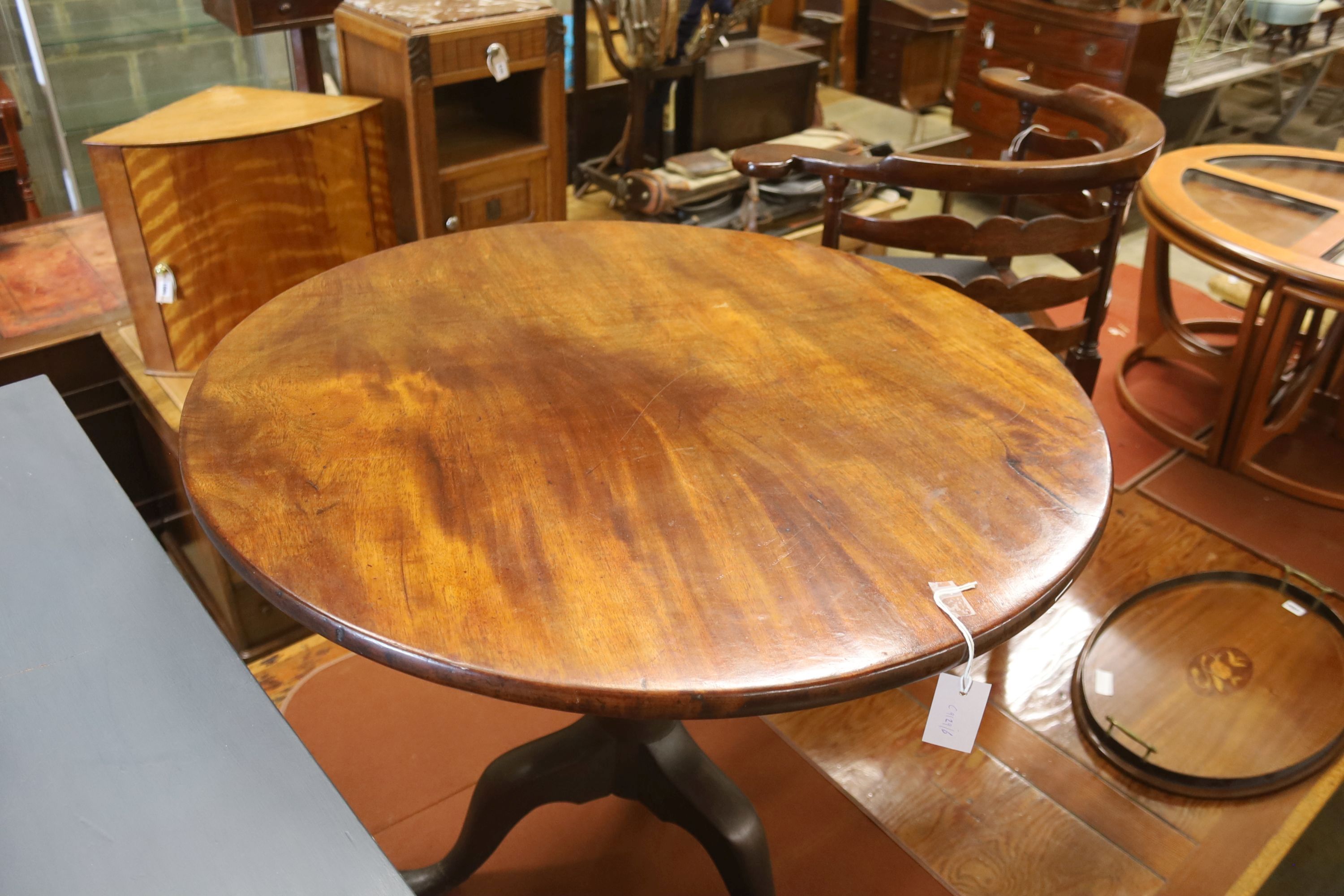 A George III mahogany circular tilt top tea table, 84cm diameter, height 71cm